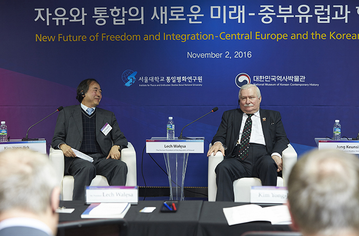 Lech Walesa_Korea_Visit_1108_03.jpg
